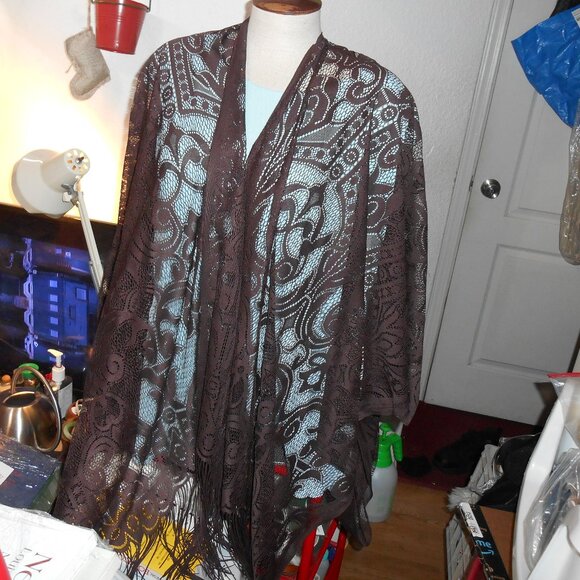 STEVE MADDEN FRINGE OPENWORK WOVEN LACE WINE ONE SIZE FITS ALL COVER SHAWL NWT - Picture 1 of 8